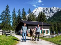 Tillfussalm - Wildermieming - Die beiden Herren betreiben die Tillfussalm, Patrick Koch und Jonas Metzler. • © Tillfussalm