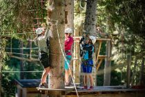 Gemeinsam erleben - Alle Kletterabenteuer sind natürlich gesichert und vorher findet eine Einweisung statt.  • © TVB St. Anton, Patrick Bätz