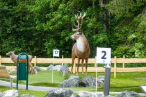 Lebensgroß - Stärken kannst Du Dich am Kiosk. Bei Regen bleibt der Minigolfplatz geschlossen.  • © Tourismus Hörnerdörfer