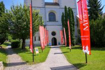 Weg zur Stiftskirche - Heute beherbergt das Stift Millstatt, das unter der Verwaltung der österreichischen Bundesforste steht, unter anderem ein Restaurant, einen Notar und ein Stiftsmuseum.
 • © alpintreff.de - Christian Schön