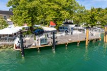 Ahoi Mondsee - Ablegen vom Schiffsanleger der Schifffahrt Meindl am Mondsee. Auswählen kannst Du aus zwei Fahrten: Die Gugelhupfbergfahrt dauert ungefähr 50 Minuten und fährt zwischen März und Oktober 6x täglich, von November bis März nach Vereinbarung. Die Kienbergwandfahrt dauert anderthalb Stunden. Das ist eine Rundfahrt inklusive Kulinarik und Sonnenuntergang. Termine nach Vereinbarung. • © alpintreff.de - Christian Schön