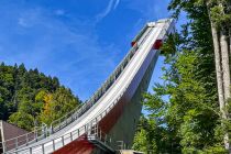 Heinrich Klopfer lebte von 1918 – 1968 und war vor seiner Zeit als Architekt ein Skispringer. Abitur machte er in Oberstdorf. Diese Kombination erlaubte ihm, Schanzenexperte des Internationalen Skiverbandes (FIS) zu sein. Er entwarf ungefähr 250 Skisprungschanzen auf der ganzen Welt, darunter auch die Flugschanze in Oberstdorf. Er durfte die Schanze selbst einweihen und sprang als Erster hinunter am 2.2.1950 (90 Meter).  • © Andrea Tyralla