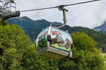 WIDIVERSUM - Einige Gondeln haben eine Sonderbeklebung. Diese erinnert die Gäste an das WIDIVERSUM, welches sich an der Bergstation befindet. Im Sommer wie im Winter bietet es speziell für Kinder jede Menge Abwechlsung. • © alpintreff.de - Christian Schön