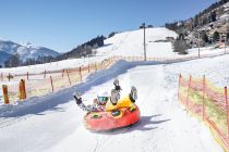 Neben dem Skisport warten aber noch weitere trendige Sportarten darauf, von Dir entdeckt zu werden, zum Beispiel die 270 m lange Snow-Tubingbahn mit Snow-Tubinglift. Sie hat zusätzlich ein Soundsystem - Musik unter dem Winterhimmel - genau so, wie man sich den Winter vorstellt. • © Harry Liebmann