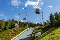 Anlaufgeschwindigkeit HS 98 in Ramsau am Dachstein - Auf dieser Schanze sind Sprünge um die 90 Meter möglich sind. Auf den 87 Metern des Anlaufs erreichen die Springer Geschwindigkeiten von ungefähr 85 km/h.  • © alpintreff.de - Christian Schön