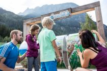 Im Widiversum gibt es allerhand zu spielen und zu suchen, nämlich den Zauberkristall. Spielplätze sind in die Natur integriert, dazu gibt es einen Bummelzug • © Ötztal Tourismus, eye5.li, Daniel Zangerl