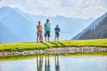 Ganz nah ist zudem ein Speichersee mit herrlichem Ausblick und einen zweiten, kleinen Angelteich mit Grillstationen. • © TVB Paznaun-Ischgl