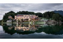 Abends, wenn die Therme beleuchtet sind, sehen sie besonders einladend aus. • © Gemeinde Kochel am See / Kristall Therme