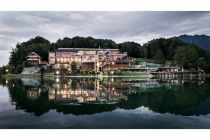 Von außen noch schöner - Abends, wenn die Therme beleuchtet sind, sehen sie besonders einladend aus. • © Gemeinde Kochel am See / Kristall Therme