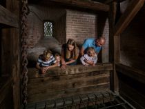 Auf der Festung Kufstein einen Blick in den zirka 60 Meter „Tiefen Brunnen“ werfen und dem Geheimnis des unterirdischen Felsenganges auf die Spur kommen... • © TVB Kufsteinerland, Lolin