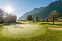 Schöne Aussicht inklusive - Der Platz liegt auf einer Höhe von 650 Metern und bietet viele Teichanlagen. • © Dolomitengolf, Martin Lugger