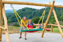 Damit macht der Slow Trail Schaukelweg seinem Namen alle Ehre - und freut Kinder besonders. Aber auch und vor allem Erwachsene sind eingeladen, die Leichtigkeit des Seins zu spüren.  • © Wörthersee Tourismus, fatzi.at