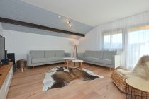 Wohnzimmer Fewo Löwenzahn - Die Ferienwohnung Löwenzahn ist 70 qm groß und bietet bis zu fünf Schlafplätze in zwei Schlafzimmern, mit Balkon, WLAN und Carport. Die Wohnung ist bestens ausgestattet und familienfreundlich.  • © Patrick Zahn