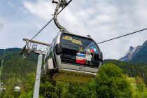 Oetz Bergbahn nach Hochoetz - ... noch eine Gondel der Acherkogelbahn, diesmal mit Widis Geburtstagskuchen. :-) Übrigens finden in einer Gondel acht Personen Platz.  • © alpintreff.de - Christian Schön