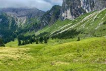 Aussicht vom Juwelenweg - Du fährst mit der Breitenbergbahn hinauf, nimmst dann die Hochalpbahn und an deren Bergstation geht es los. Der Weg endet an der Hochalphütte neben der Bergstation der Breitenbergbahn.  • © Tina Lutz
