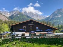 Die Tillfussalm befindet sich auf 1.382 Metern Höhe in Wildermieming in Tirol. • © Tillfussalm