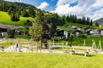 Neben einem schönen Spielsee gibt es Spielgeräte, Spielplätze und einen Sprungturm. • © alpintreff.de - Silke Schön