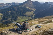 Die Streckenlänge der neuen Hornbahn 2000 beträgt 1.123 Meter bei 393 Metern Höhenunterschied. 2.400 Personen kann die 6er-Sesselbahn pro Stunde transportieren. • © Ski Juwel Alpbachtal Wildschönau - Gabriele Grießenböck