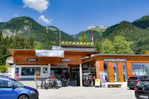 Die Talstation der Rofanseilbahn - Die Talstation ist wenig spektakulär, aber gut zu erreichen. • © alpintreff.de - Christian Schön