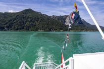 Rundkurs auf dem Mondsee - Der Mondsee mit seiner auffälligen Farbe ist ein perfektes Fotomotiv, wenn das Wetter passt. Die Schifffahrt ist angenehm und Du erfährst wirklich viel über die Sehenswürdigkeiten. • © alpintreff.de - Christian Schön