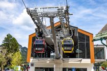 Erkennungszeichen der Zwölferhorn-Seilbahn - Geblieben sind die roten und gelben Kabinen, die idealerweise immer abwechselnd fahren, so wie bei der alten Bahn aus dem Jahr 1957 auch. • © alpintreff.de - Christian Schön