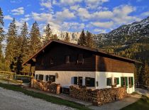 Die gemütlich-urige Alm bietet Dir leckere und hausgemachte Tiroler Schmankerl. • © Tillfussalm