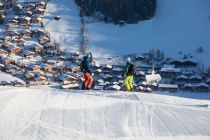 Zwei kleinere Skigebiete im Ski Juwel Alpbachtal Wildschönau - Die Skigebiete Reitherkogel in Reith sowie das Markbachjoch in Niederau sind zwar nicht per Seilbahn mit der großen Arena Schatzberg / Wiedersbergerhorn verbunden. Die Region ist jedoch durch ein gut funktionierendes Skibus-System vernetzt, welches mit der WildschönauCard und der Alpbachtal Card kostenlos nutzbar ist.  • © Ski Juwel Alpbachtal Wildschönau - shootandstyle.com