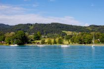 Viele Boote liegen am Attersee an und fahren auf ihm. • © alpintreff.de - Christian Schön