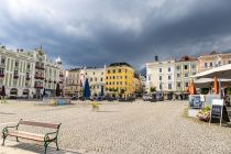 Der weitläufige Rathausplatz in Gmunden.  • © alpintreff.de - Christian Schön