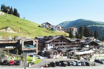 Das My Alpenwelt Resort liegt auf einer idyllischen Seehöhe von 1.600 Metern in Königsleiten im Salzburger Land.

Mitten im Nationalpark Hohe Tauern, auf einem Sonnenplateau gelegen, erwachen im My Alpenwelt Resort das ganze Jahr über Bergliebe und Glücksmomente. Susi und Hannes Kröll-Schnell sind leidenschaftliche Gastgeber, das spürt der Gast.  • © My Alpenwelt Resort