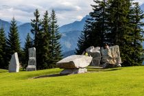 Außergewöhnlich große Steine laden im Kletterpark zum erkunden ein. • © alpintreff.de - Silke Schön