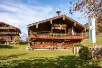 Bauernhausmuseum - Kitzbühel - Obern Rinderstall wird auch heute noch die Tenne gebaut, hier wird das Heu und Futter für die Tiere gelagert. Zudem findest Du Nebengebäude wie Waschküche, Backofen, Bienenhütte… • © Bauernhausmuseum, Christina Feiersinger