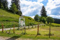 Drachenweg - Roßhaupten - Diese Legende und Sagen kannst Du auf dem Drachenweg kennenlernen. Der Erlebnisweg ist frei begehbar.  • © Tourist-Info Honigdorf Seeg