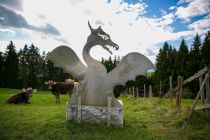 Drachenweg - Roßhaupten - Diesen schönen Drachen kannst Du bestaunen. • © Tourist-Info Honigdorf Seeg