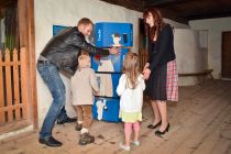 Für die Kinder gibt es an vielen Stellen Mitmachstationen, bei denen man nebenbei noch etwas lernen kann. • © Museum Tiroler Bauernhöfe / G. Grießenböck