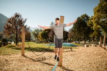 Freizeitpark - Zell am Ziller - Im Freizeitpark in Zell am Ziller im Zillertal kannst Du Dich in vielem ausprobieren - wie hier auf der Slackline. • © Freizeitpark Zell am Ziller