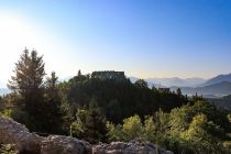Eine wunderbare Aussicht auf die Burg Hohenfreyberg. • © Tourist-Info Honigdorf Seeg