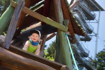 Kleine Kinder toben sich auf dem Wasserspielplatz aus. • © skywalk allgäu gemeinnützige GmbH 