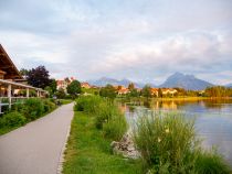 Hopfensee - Drum herum führt ein Rundweg, für den Du ungefähr anderthalb Stunden zu Fuß brauchst.  • © alpintreff.de - Christian Schön