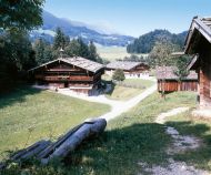 Der Hacklerhof stammt aus Alpbach. Die umlaufenden Balkone schafften Abstellfläche. Bereits 1675 entstand der Hacklerhof und darf jetzt im Freilichtmuseum besichtigt werden. • © Museum Tiroler Bauernhöfe