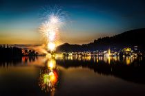 Beim Seefest am Schliersee steigt ein Feuerwerk empor. • © Dietmar Denger, Alpenregion Tegernsee-Schliersee