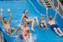 Breite Wasserrutsche im Telfer Bad - Das Telfer Bad liegt in Telfs in Tirol. Im Sommer ist das Freibad draußen geöffnet - mit Breitrutsche, großer Liegewiese, eigenem Babybecke, Kinderspielplatz, Beachvolleyballplätzen und einem Tischtennistisch.  • © Telfer Bad