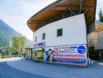 Eingangsgebäude - Hier steigst Du in die Bergbahn ein. Unten befindet sich ein Sportshop. • © alpintreff.de - Silke Schön