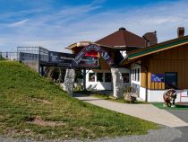 Eingang - Nachdem Du mit der Bergbahn heraufgefahren bist, kommst Du rechter Hand an dieses Eingangsportal.  • © alpintreff.de - Silke Schön