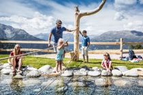 Viele Spielmöglichkeiten mit Wasser gibt es im Zirbenpark. Wechselsachen nicht vergessen. ;-) • © Hochzeiger Bergbahnen, Daniel Zangerl