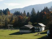 Wohnhaus aus Kartitsch, "Alter Segger" - Auf einer flachen Hangterrasse lag der Seggerhof im Tiroler Gailtal. Das Stubengetäfel ist um die 400 Jahre alt. Der Stubenofen wurde gleichzeitig als Backofen genutzt. Das bemalte, rechte Gebäude ist der "Brugger Kasten", der Getreidespeicher aus dem Jahr 1771. • © Museum Tiroler Bauernhöfe