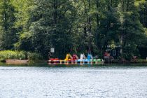 Afritzsee in Kärnten - Tretboote und Ruderboote können am See gemietet werden. Eine Schifffahrt gibt es auf dem kleinen See natürlich nicht. • © alpintreff.de / christian Schön