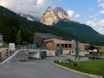 Talstation der Alpspitzbahn - Die Talstation der Alpspitzbahn wurde leicht neu gestaltet. Barrierefreier Zugang ist jetzt möglich. • © alpintreff.de / christian Schön