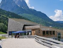 Talstation der Alpspitzbahn - Über eine Anschüttung gelangt man nun direkt in die erste Etage der Talstation. • © alpintreff.de / christian Schön