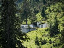 Bergstation alte 1er Sesselbahn - Die Bergstation der alten 1er Sesselbahn ist übrigens noch erhalten. Die Lifttrasse wurde allerdings beim Bau der 2er Sesselbahn deutlich versetzt. • © alpintreff.de / christian schön